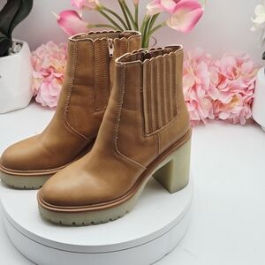 Oasis Society Anatasia Tan Boots Women's Sz 6 Faux Leather Lug Heeled Ankle